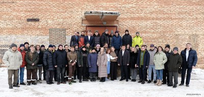 Сотрудники лабораторий электродинамики и СВЧ электроники, электродинамики и СВЧ устройств специальной радиоаппаратуры, научного приборостроения, электродинамики излучающих структур 