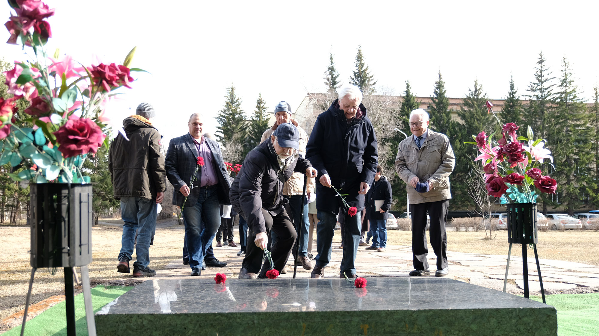 Возложение цветов на могилу Леонида Васильевича